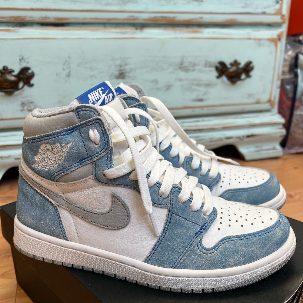 Size 7M- RARE- Nike Air Jordan “ Hyper Royal” Highs